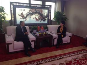 鄺遠(yuǎn)平與河南省工商聯(lián)副主席、鄭州市工商聯(lián)主席薛景霞